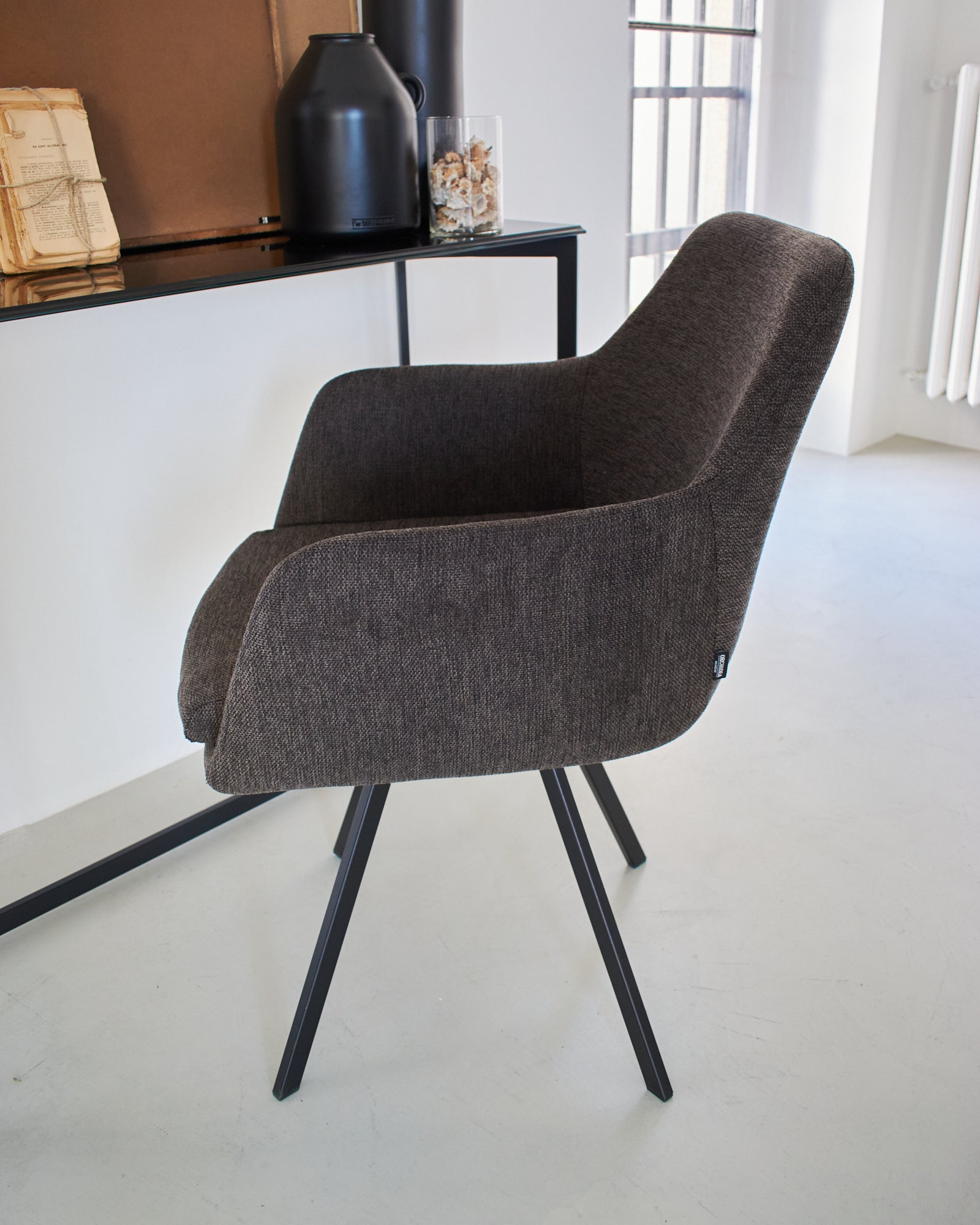 Sedia moderna girevole con braccioli in tessuto e ferro Boston dark brown - OrchideaMilano1981