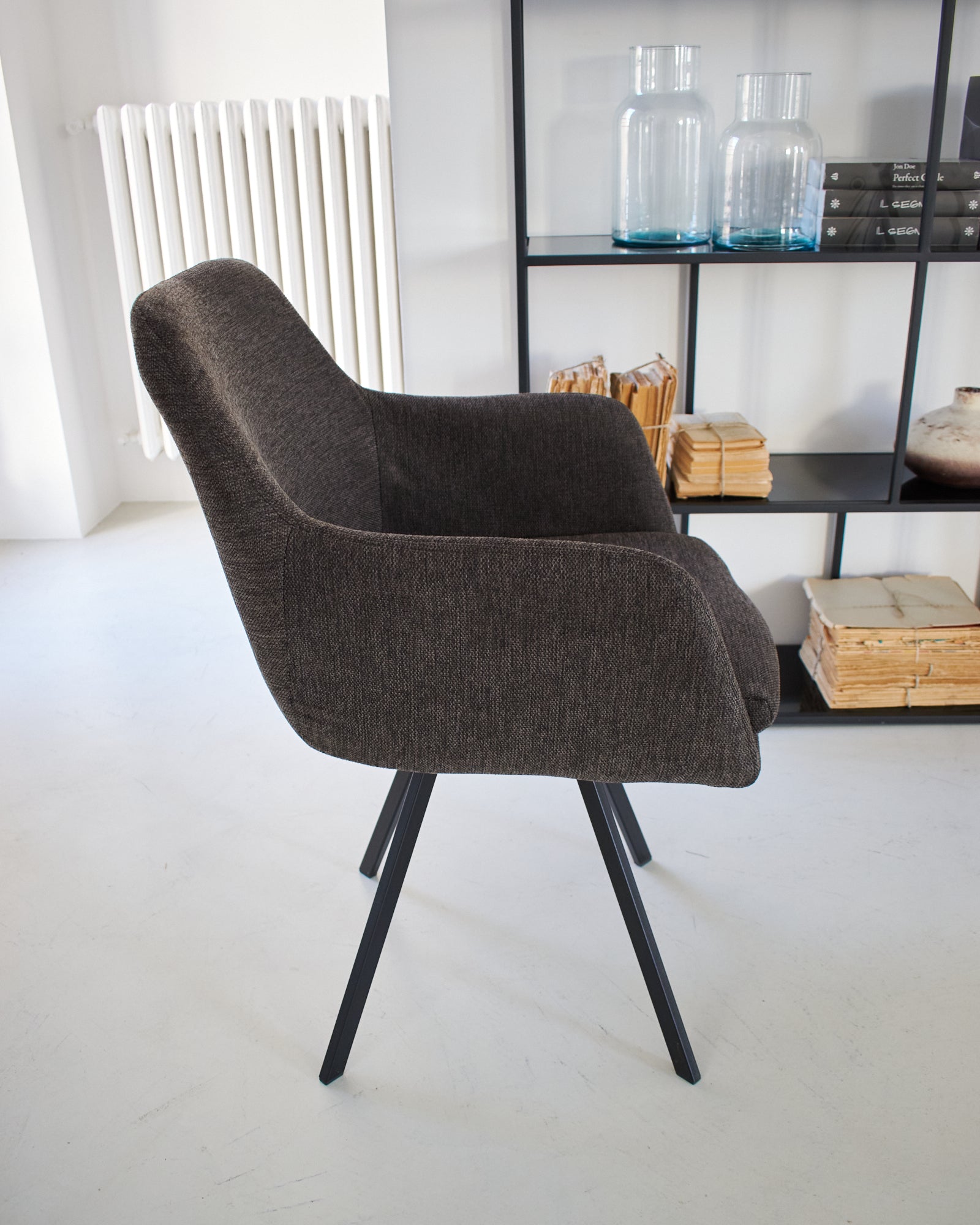 Sedia moderna girevole con braccioli in tessuto e ferro Boston dark brown - OrchideaMilano1981