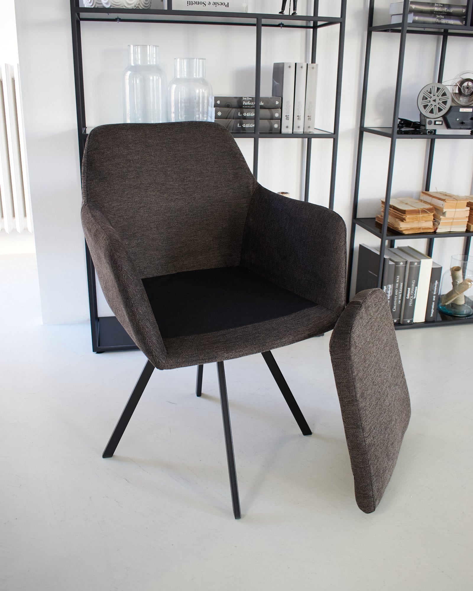 Sedia moderna girevole con braccioli in tessuto e ferro Boston dark brown - OrchideaMilano1981