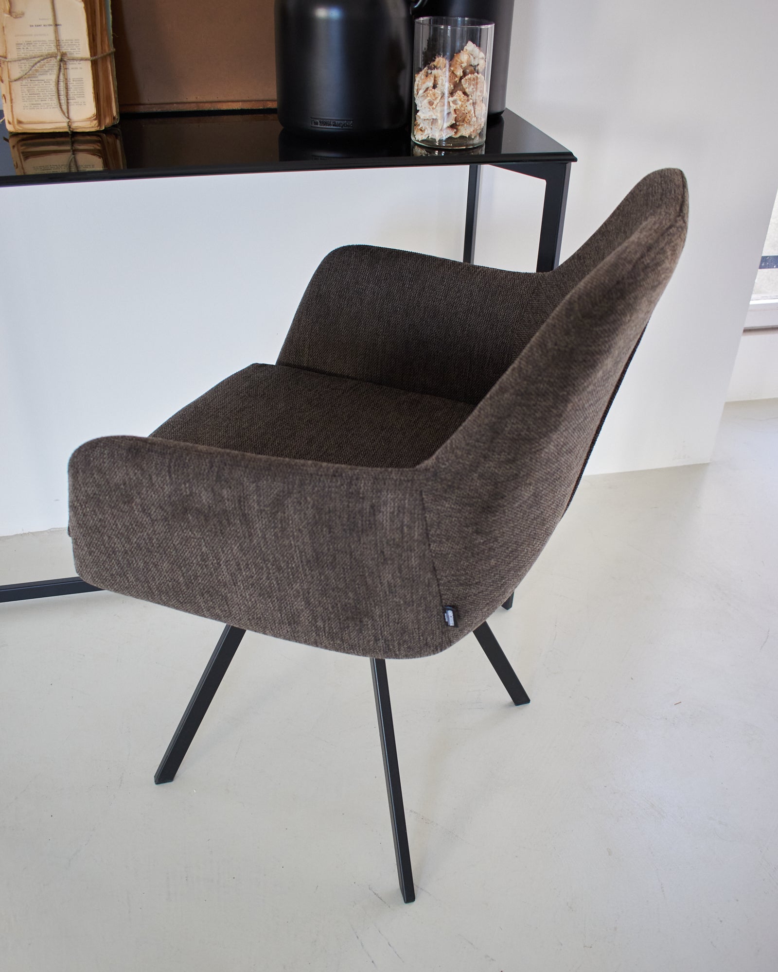 Sedia moderna girevole con braccioli in tessuto e ferro Boston dark brown - OrchideaMilano1981