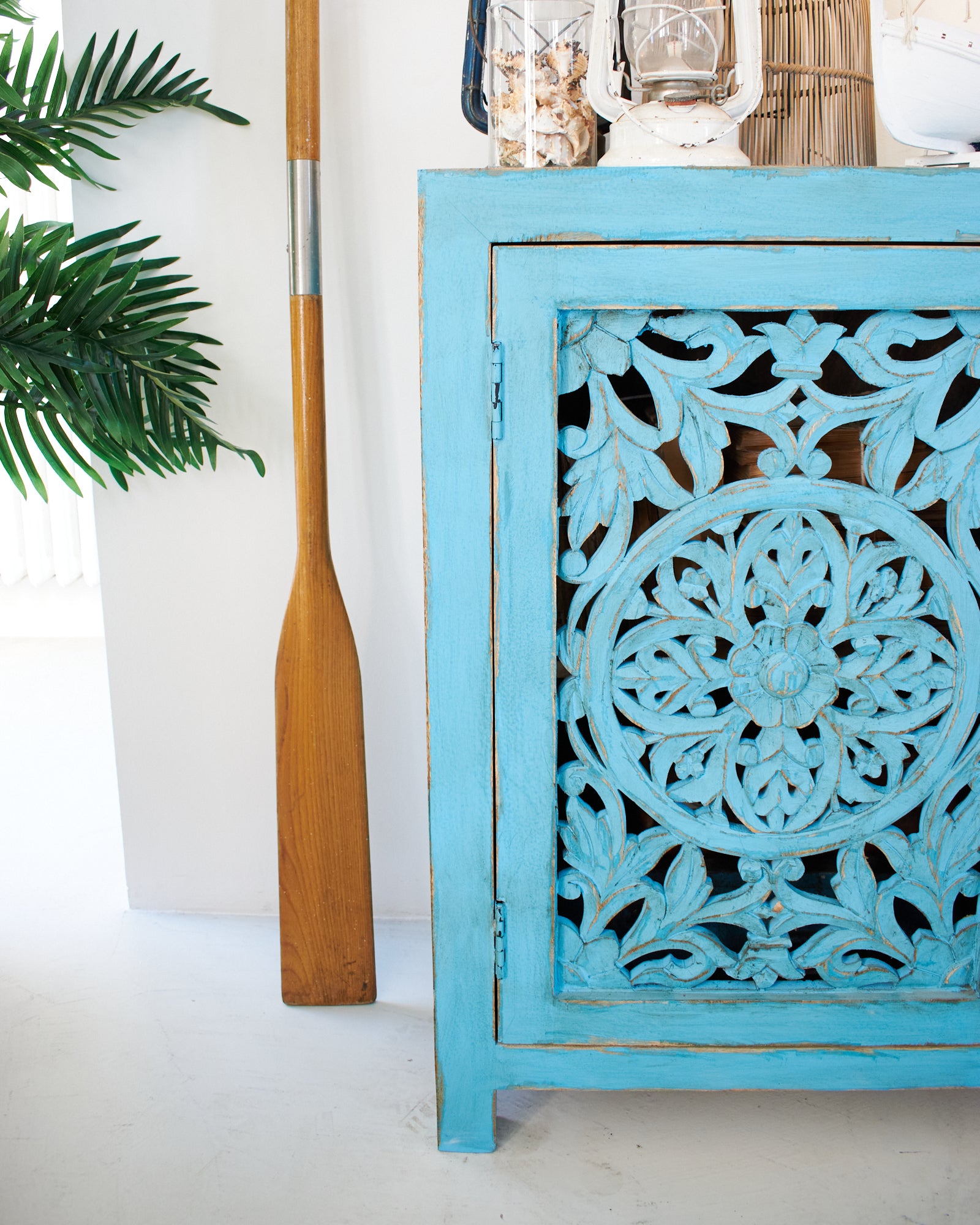 Credenza in legno di mango massello intagliato Madras 110 cm - OrchideaMilano1981