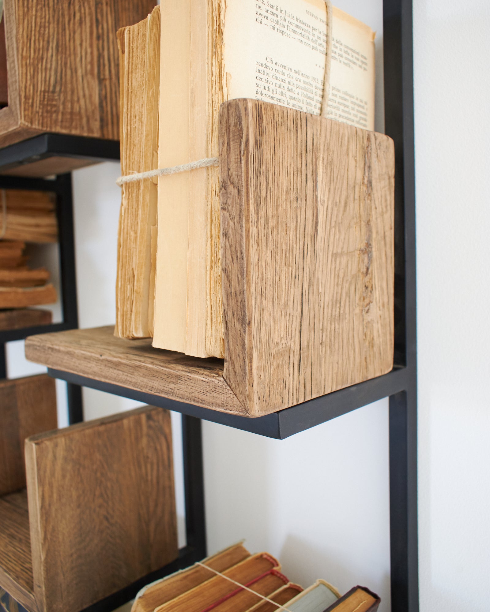 Libreria da parete in legno e ferro Segno 70 cm - OrchideaMilano1981