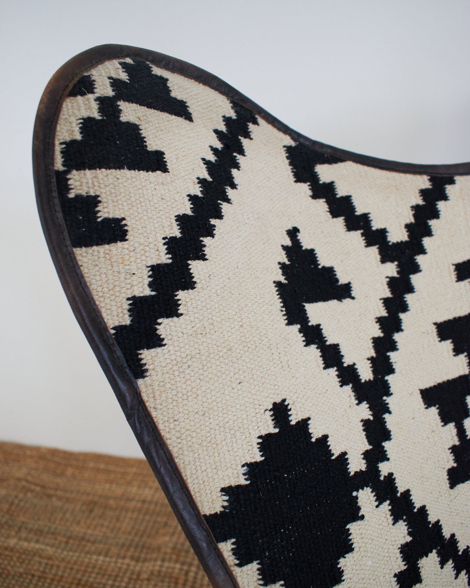 Poltrona in tessuto kilim e ferro Black & White con doppia copertura - OrchideaMilano1981