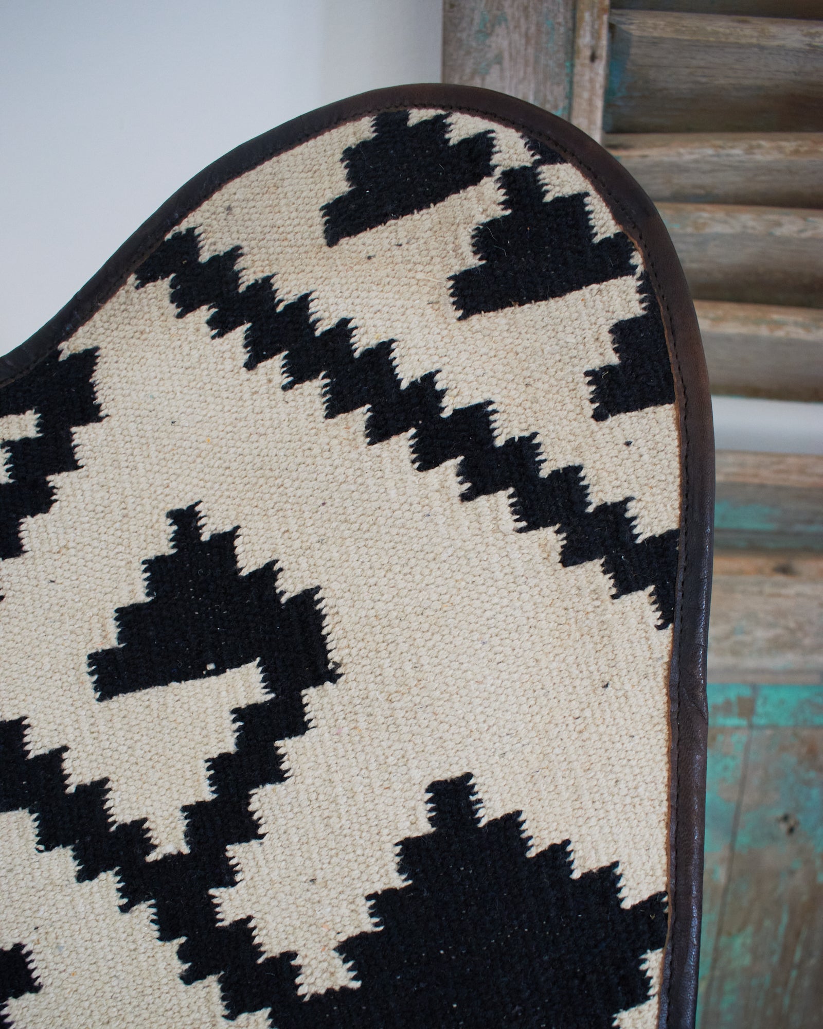 Poltrona in tessuto kilim e ferro Black & White con doppia copertura - OrchideaMilano1981
