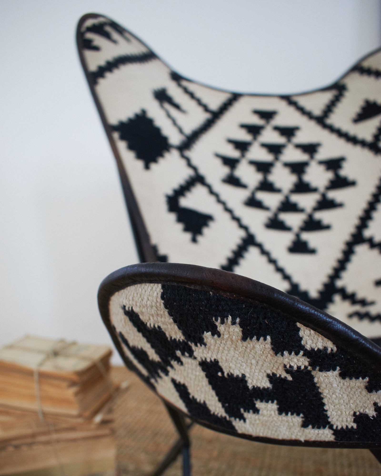 Poltrona in tessuto kilim e ferro Black & White con doppia copertura - OrchideaMilano1981