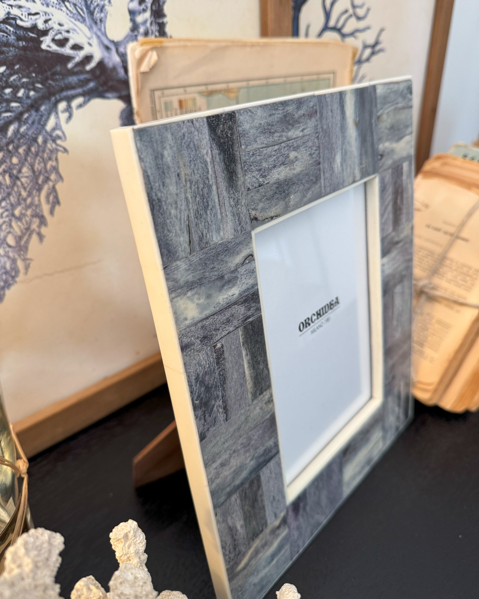 Portafoto con cornice in osso Dusty Blue Edge - OrchideaMilano1981