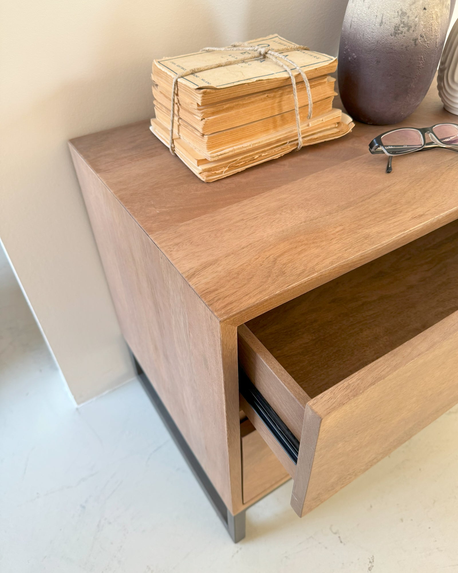 Comodino 2 cassetti in legno e ferro Skyline 60 cm - OrchideaMilano1981