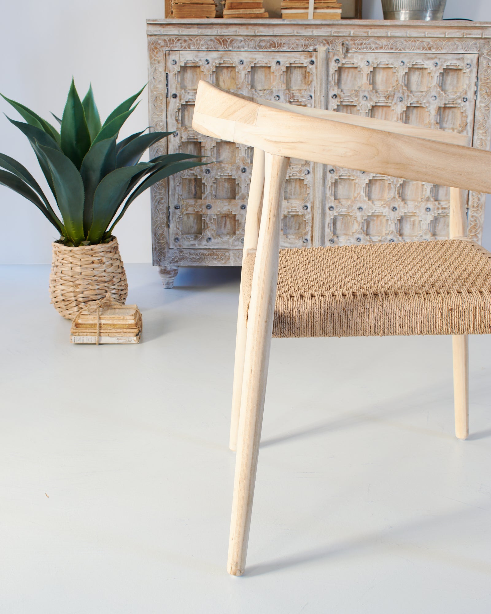 Sedia con braccioli in legno Colony - OrchideaMilano1981