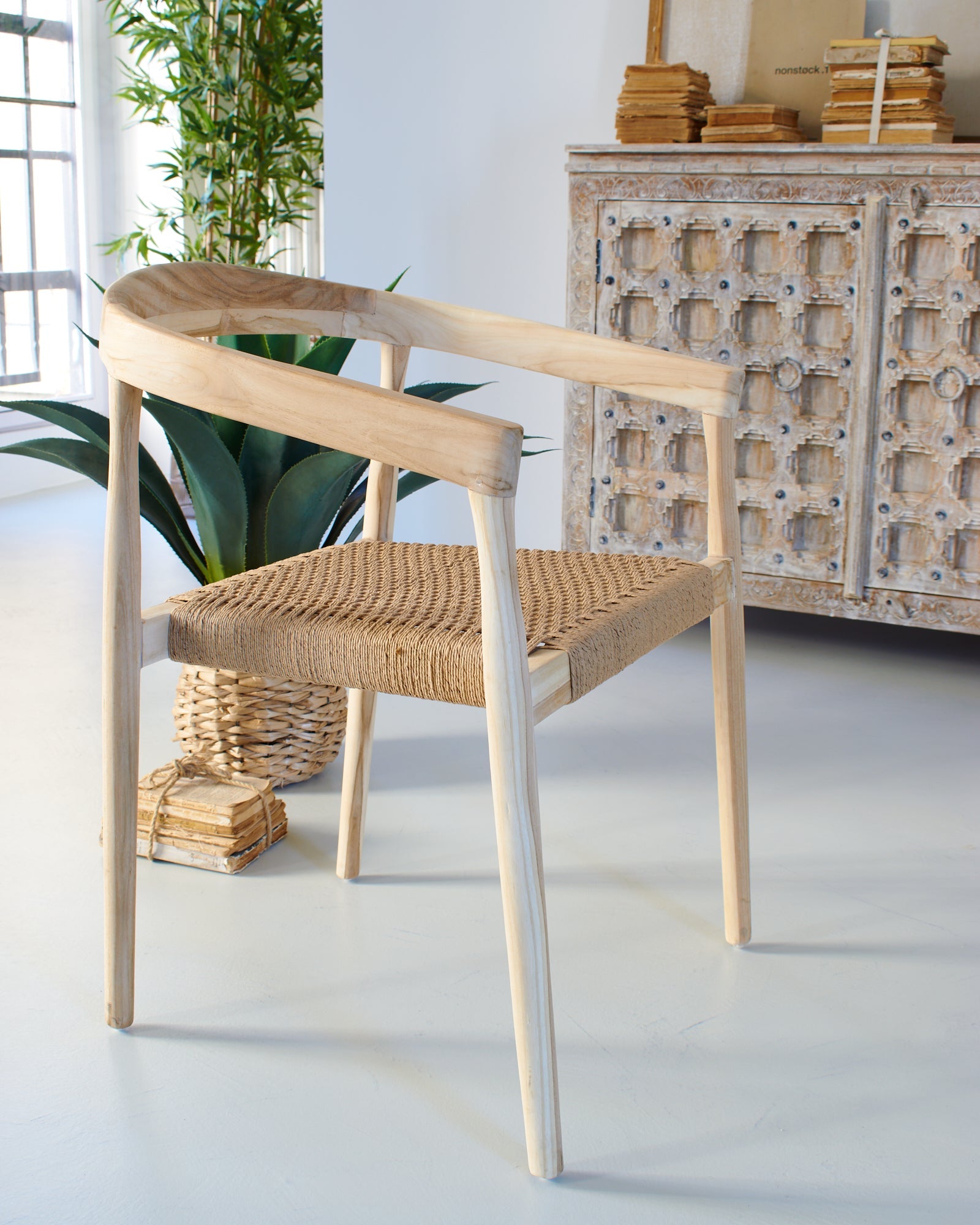 Sedia con braccioli in legno Colony - OrchideaMilano1981