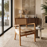 Sillón de madera, piel de cabra y ratán Aspen