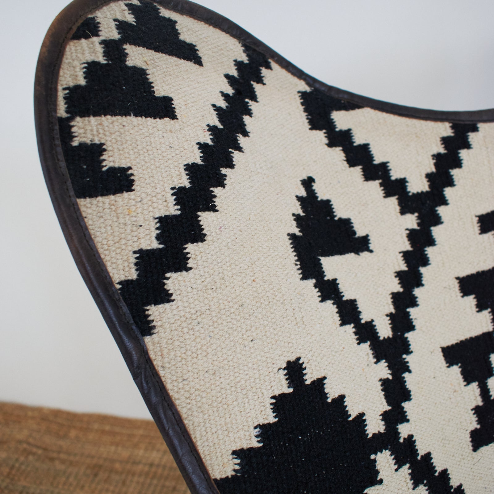 Poltrona in tessuto kilim e ferro Black & White con doppia copertura - OrchideaMilano1981