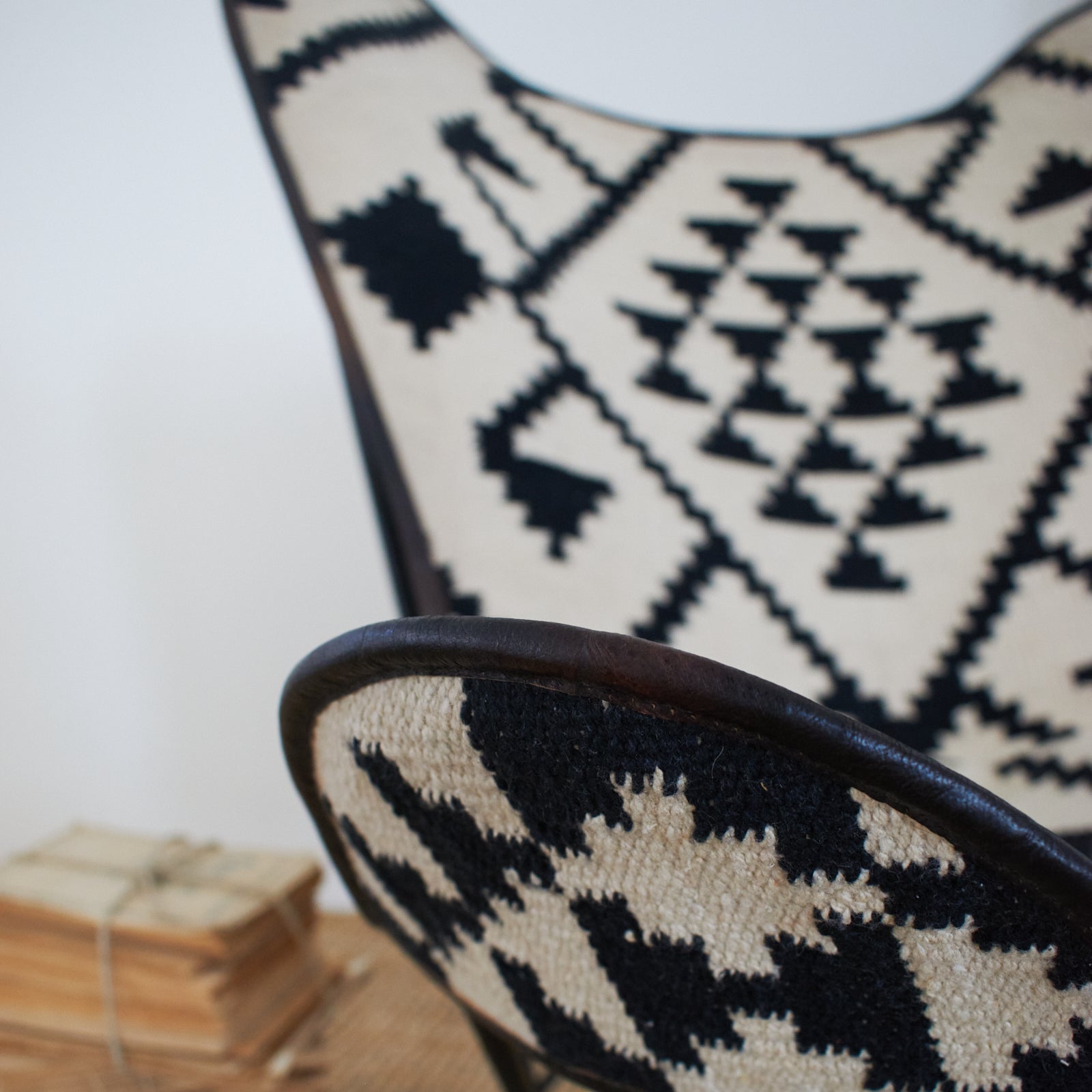 Poltrona in tessuto kilim e ferro Black & White con doppia copertura - OrchideaMilano1981
