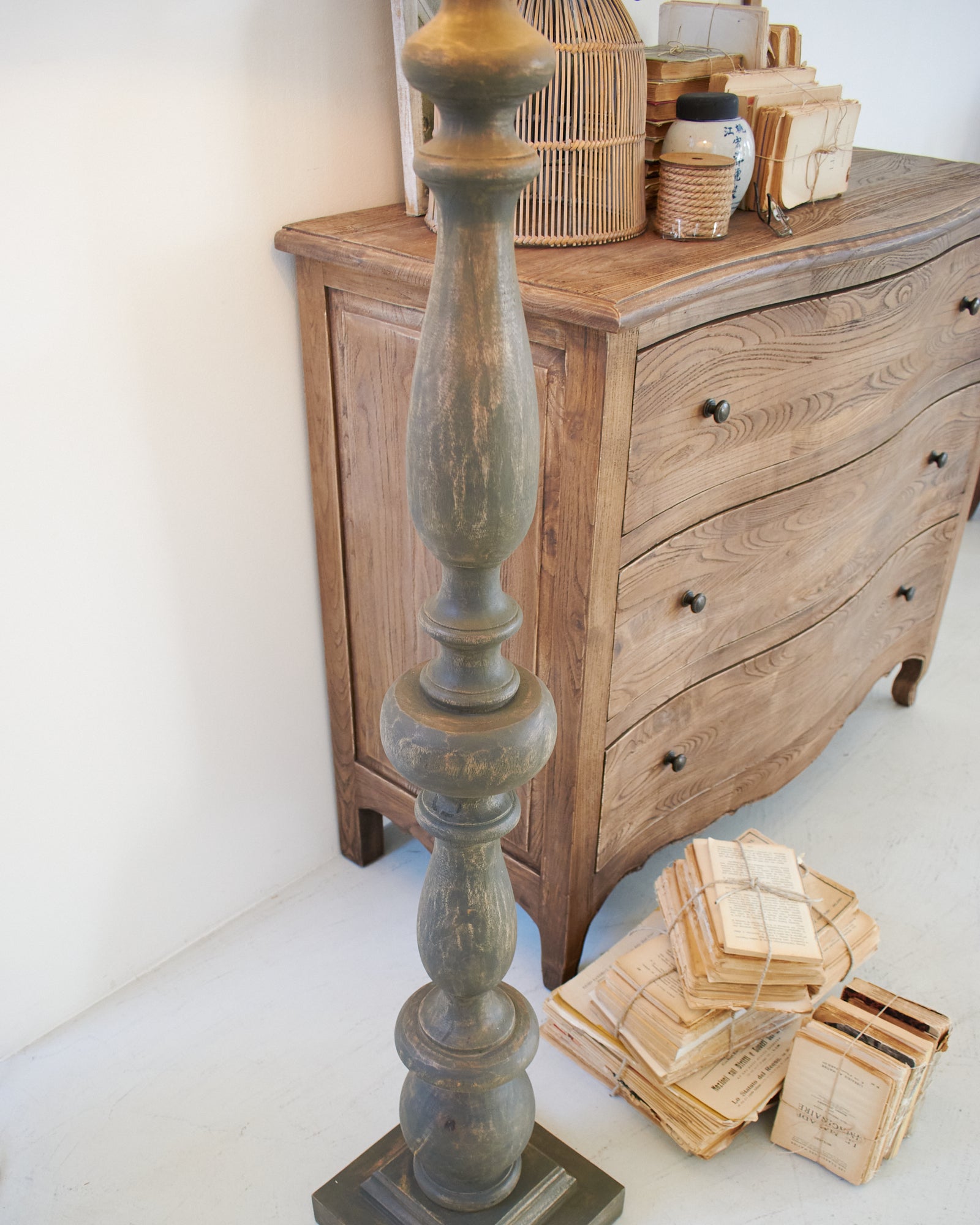 Lampada da terra in legno massello Orleans - OrchideaMilano1981