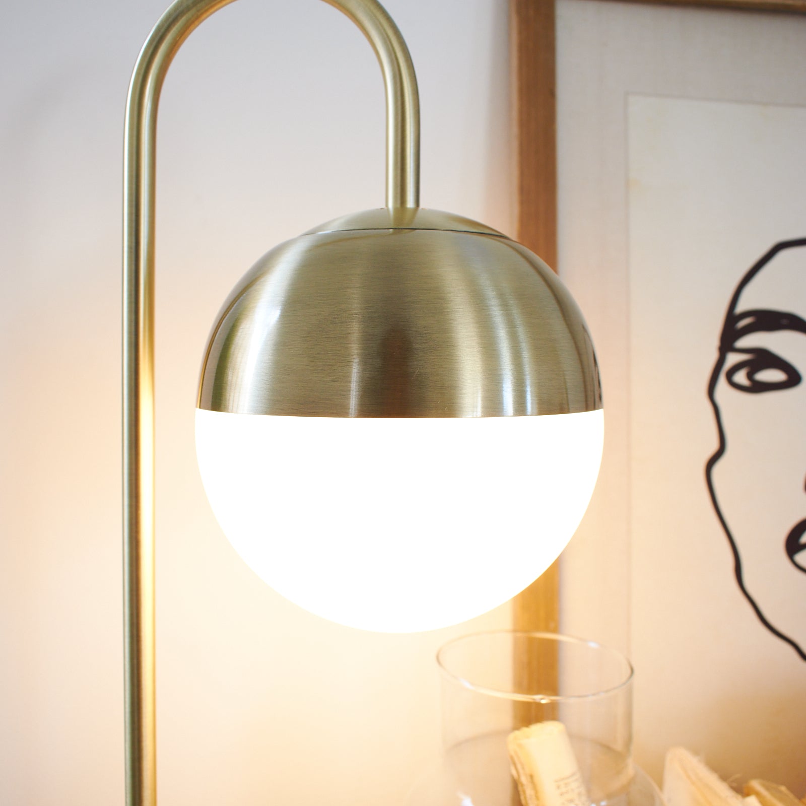 Lampada da tavolo in metallo, marmo e vetro opalino St. Germain - OrchideaMilano1981