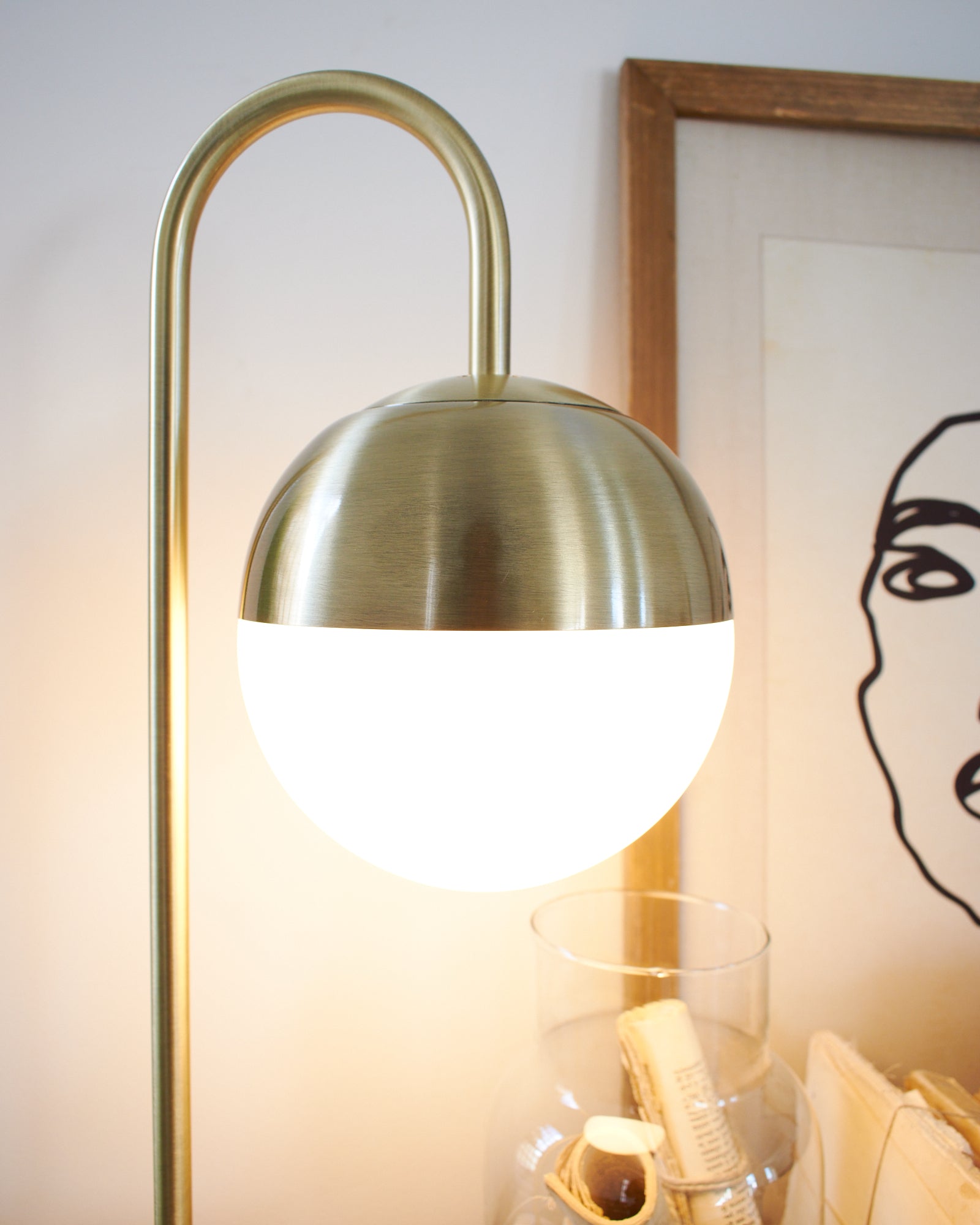 Lampada da tavolo in metallo, marmo e vetro opalino St. Germain - OrchideaMilano1981