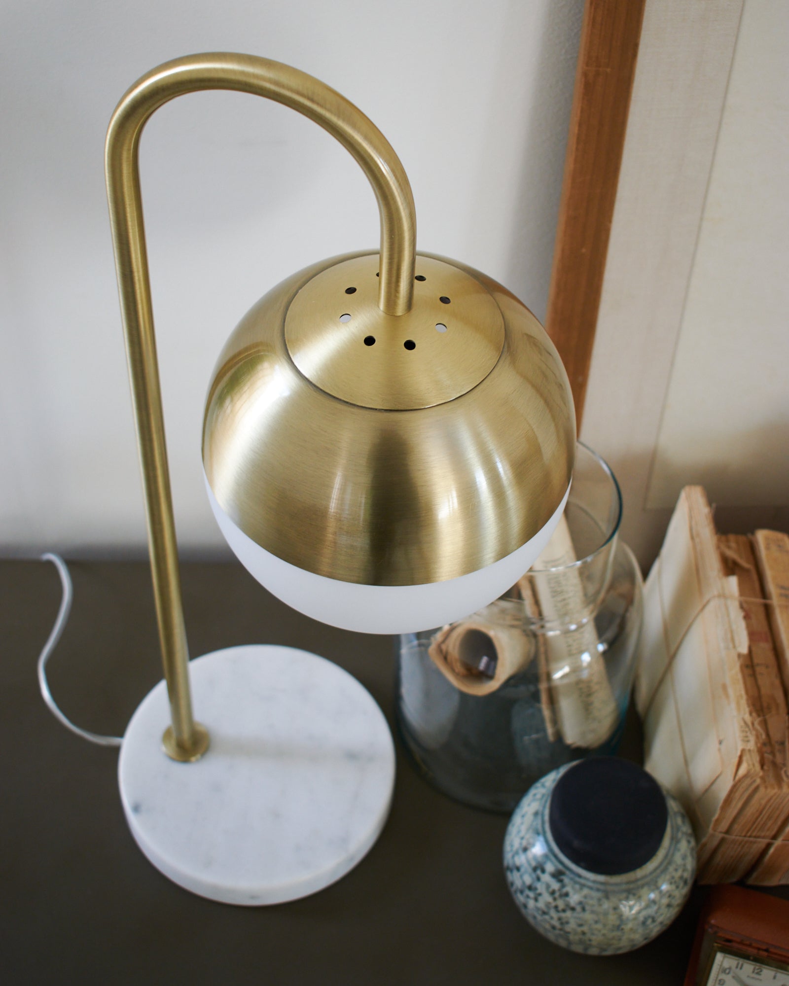 Lampada da tavolo in metallo, marmo e vetro opalino St. Germain - OrchideaMilano1981