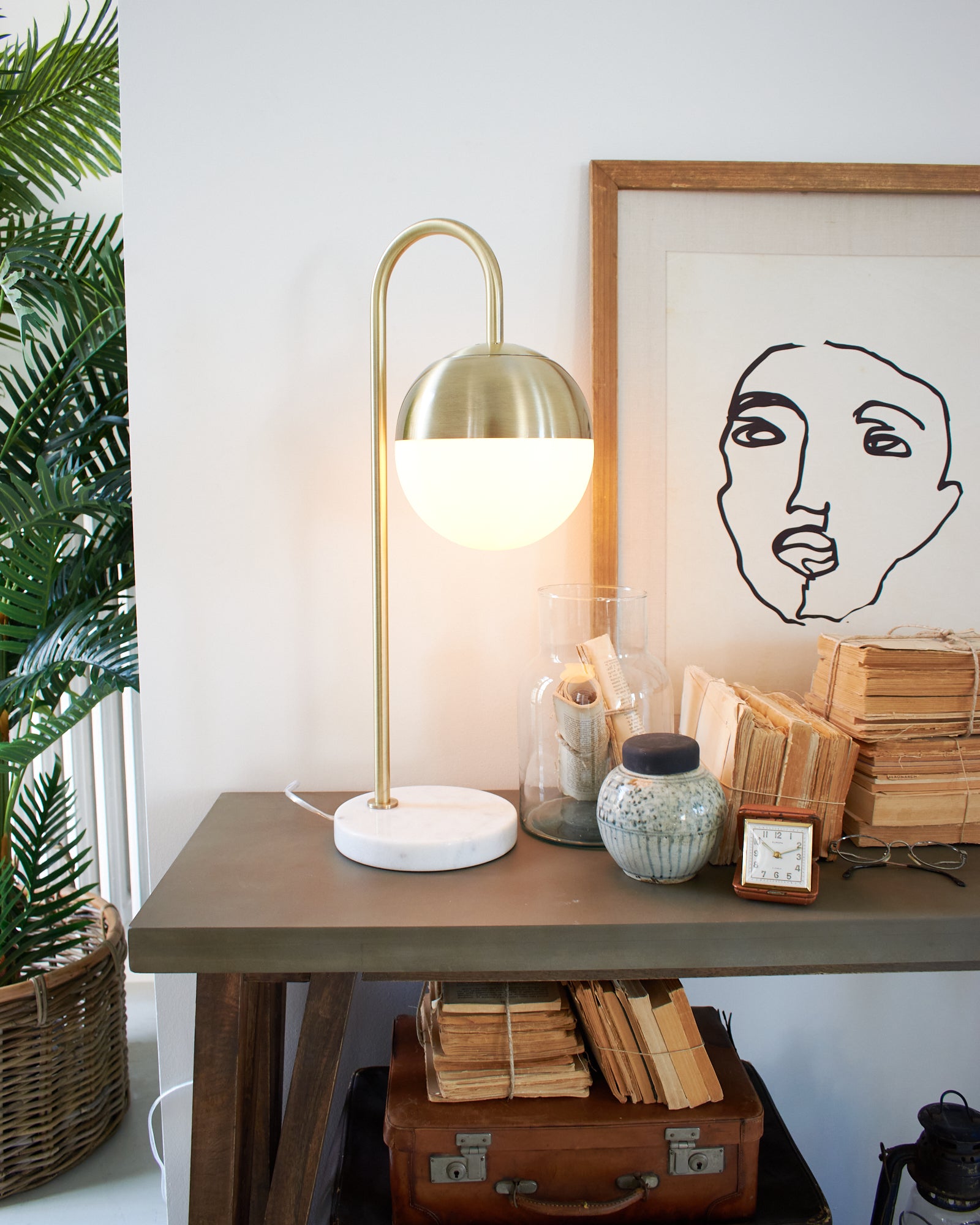 Lampada da tavolo in metallo, marmo e vetro opalino St. Germain - OrchideaMilano1981