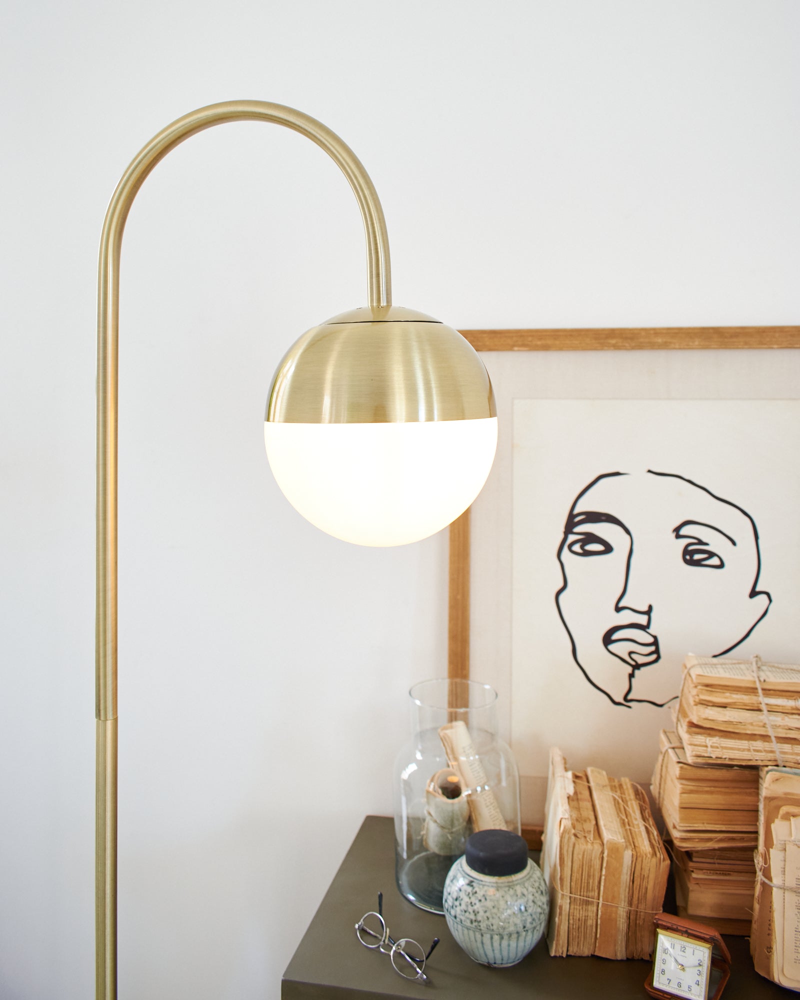 Lampada da terra in metallo, marmo e vetro opalino St. Germain - OrchideaMilano1981