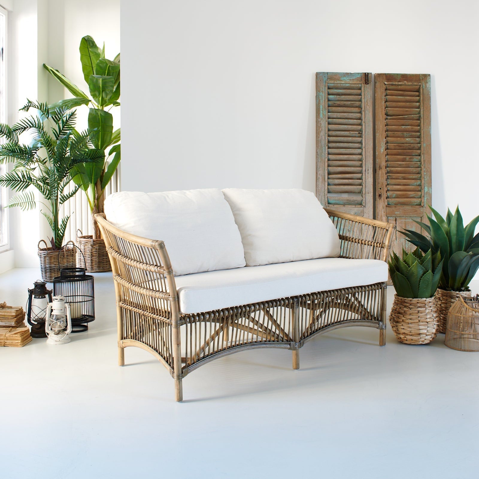 Divano posti in kubu con cuscini Kitts 150 cm – Orchidea