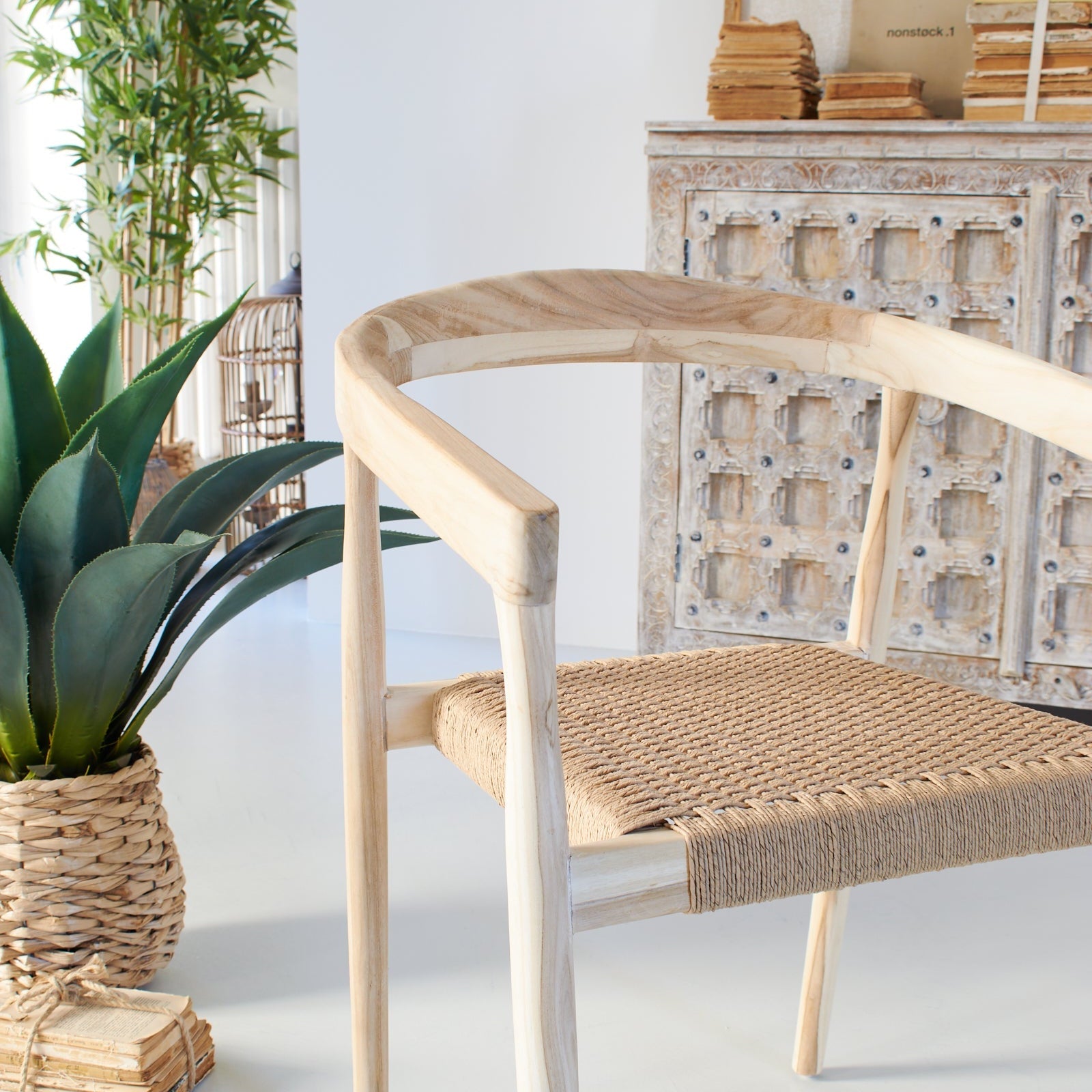 Sedia con braccioli in legno Colony - OrchideaMilano1981